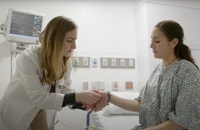 Кодирование Аквилонг в Осинниках Врач держит пациентку за руку