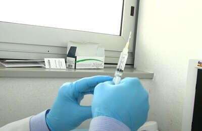 Проведение кодирования Вивитролом в Осинниках Шприц с Вивитролом в руках у врача